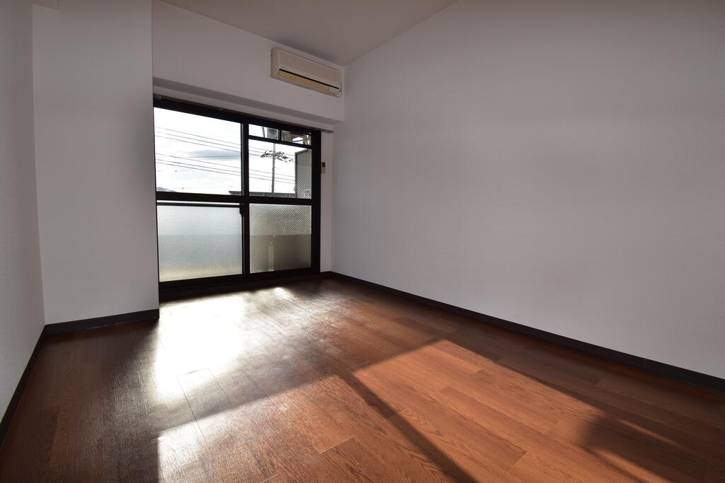 居室・リビング　※同建物の別のお部屋の写真です。