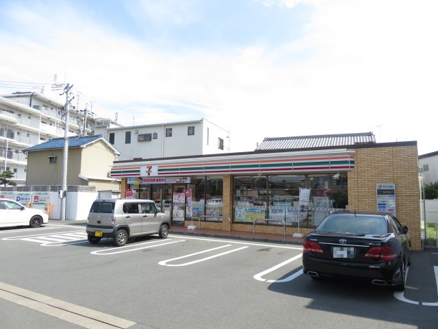 コンビニ　セブンイレブン（コンビニ）まで691m