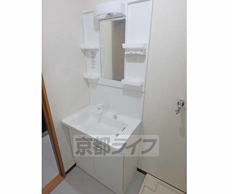 洗面設備　綺麗な独立洗面台です。