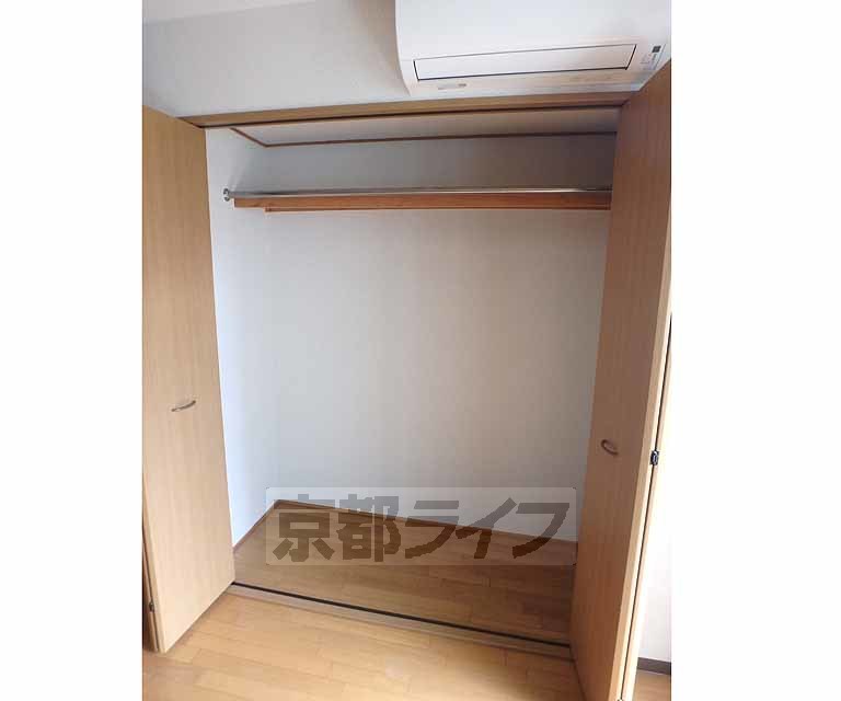 収納　天井高で奥行のあるクローゼットです。