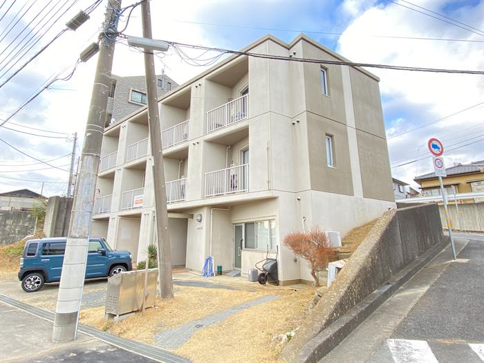 建物外観　3階建て鉄筋コンクリートマンション