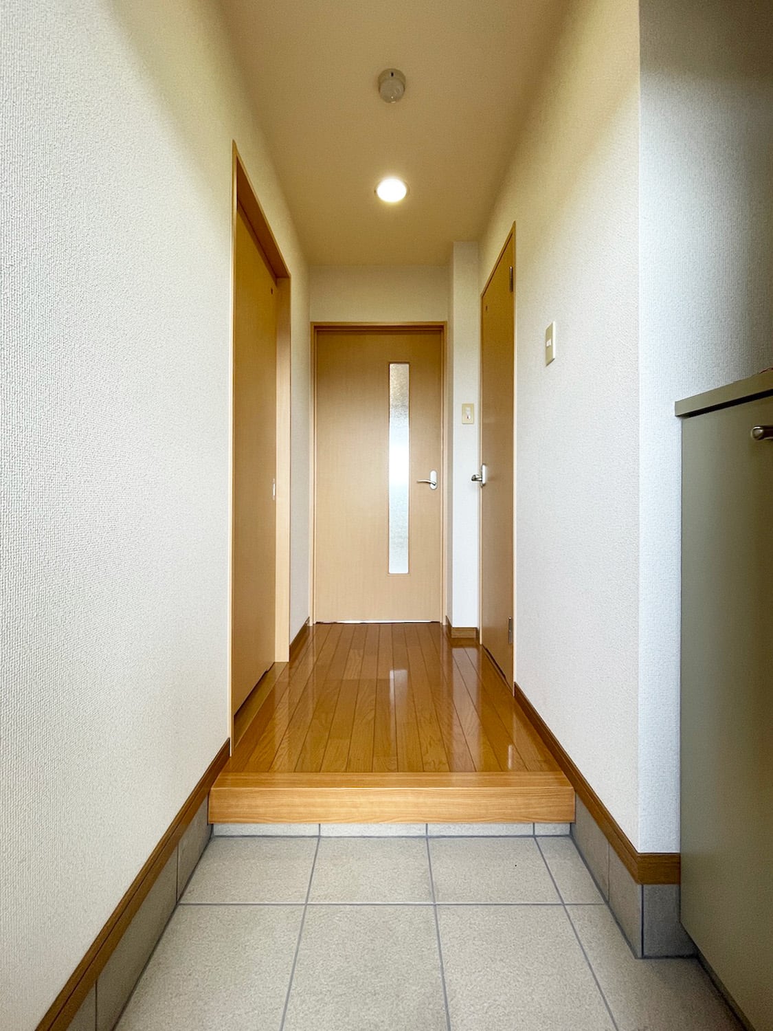 玄関　靴箱あります。靴箱上は小物置きにもなって便利です。