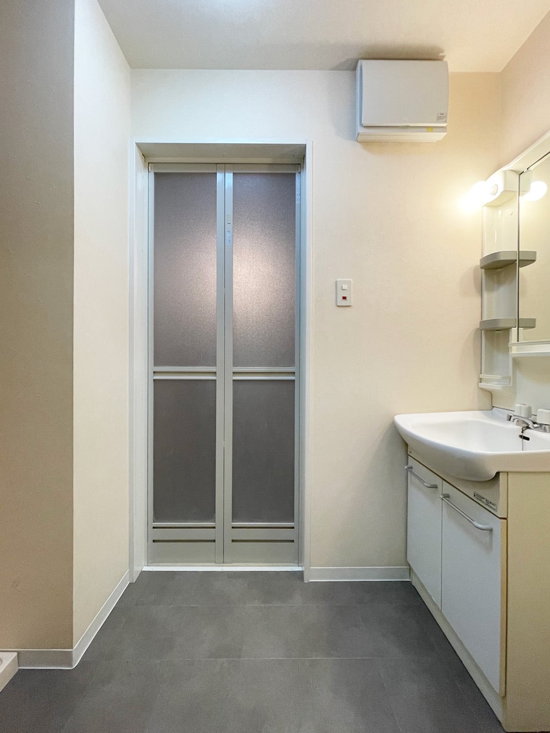 洗面設備　洗面台横収納スペースあり！