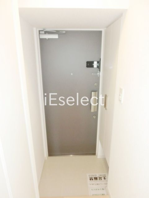 玄関　シューズＢＯＸ付きです。オートロックの玄関です。