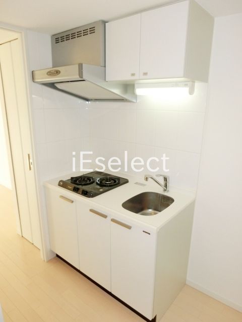 キッチン　お掃除のしやすいシステムキッチン。都市ガスを利用できます。