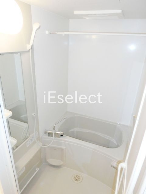 バス・シャワールーム　きれいなバスルーム。雨の日に便利な浴室乾燥付です。