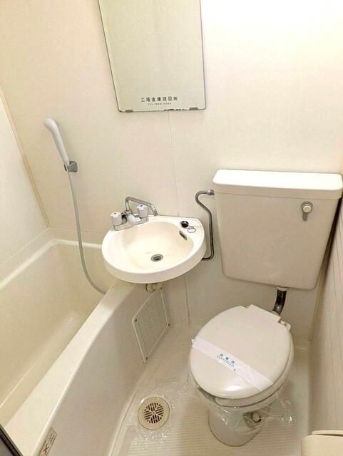 バス・シャワールーム　※他号室写真使用（反転）