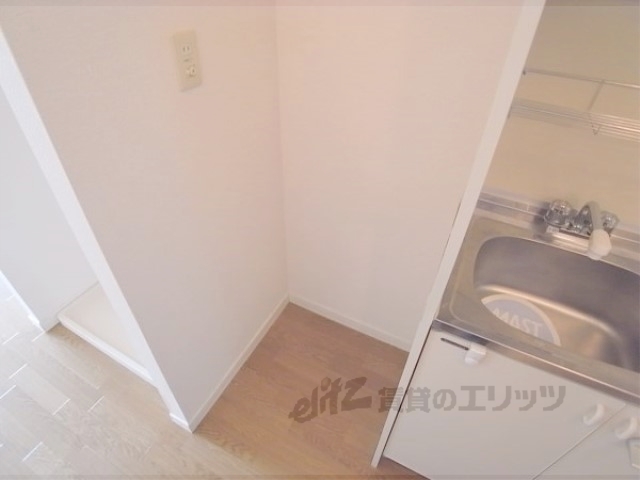 その他部屋・スペース　キッチン横に冷蔵庫がおけます。