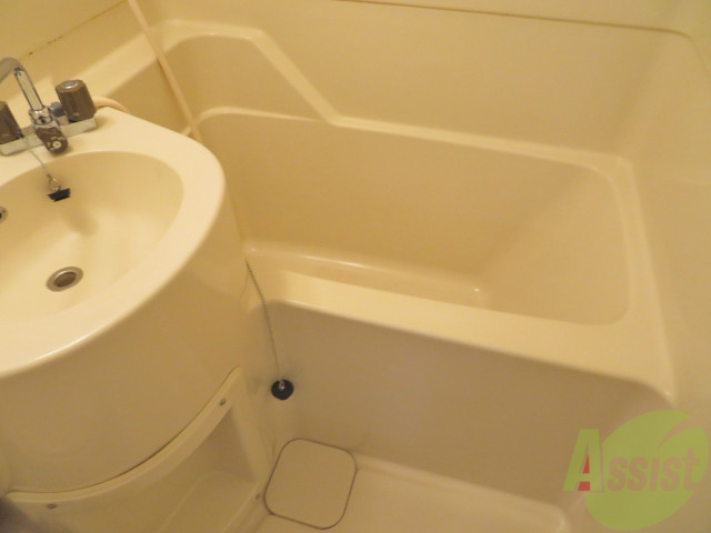 バス・シャワールーム　こちらはお風呂。一日の疲れをここで癒してください。