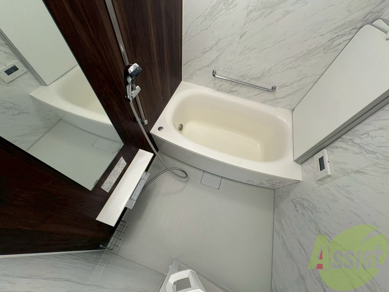 バス・シャワールーム　バスルームは狭すぎず、シャワーも浴びやすそうです。