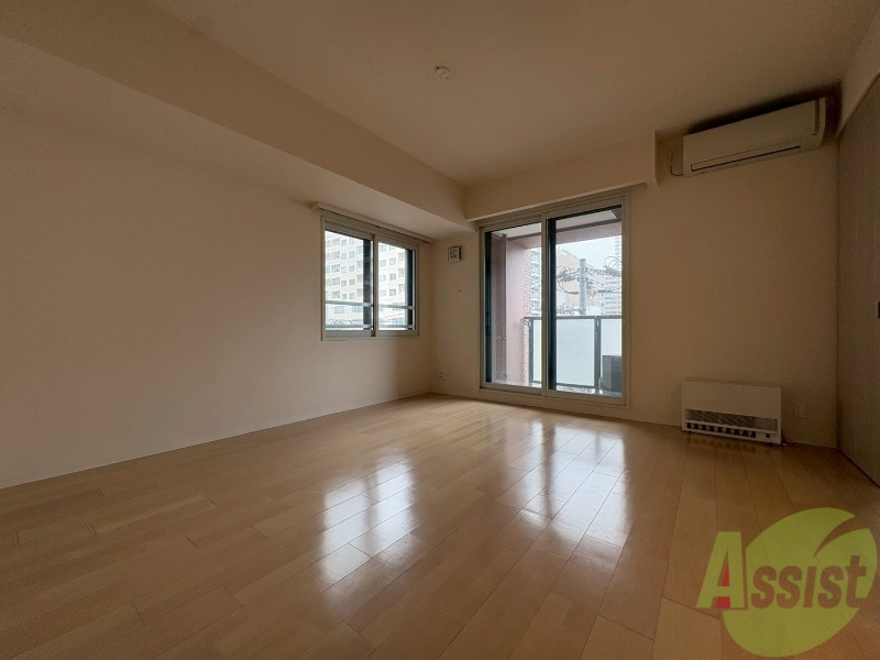 居室・リビング　白さが清潔感を出してくれます。お部屋も明るいですね。