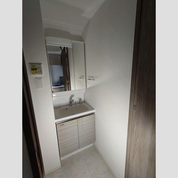 洗面設備　明るい洗面所です