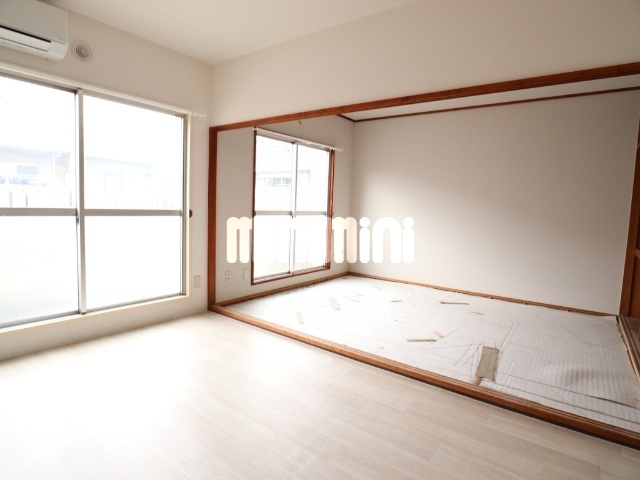 居室・リビング　別号室参考写真です