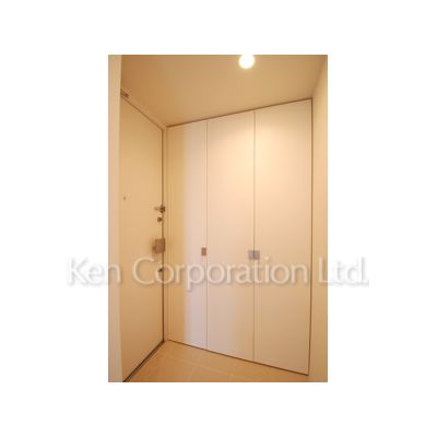 玄関　同タイプ5階のお部屋を撮影。仕様が異なることがあります。