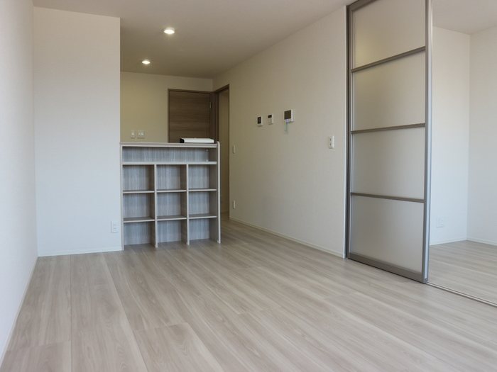 居室・リビング　カウンター裏に収納あり