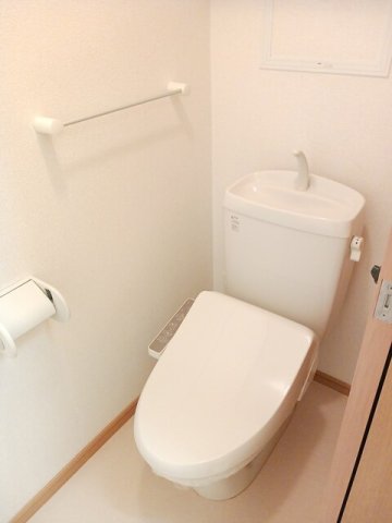 トイレ　落ち着いた色調のトイレです