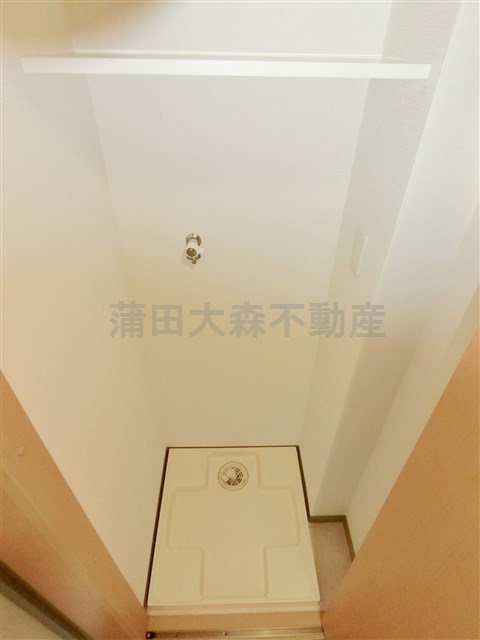 その他設備　棚付きの室内洗濯機置き場