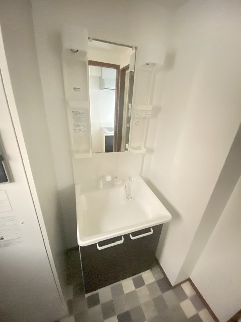 洗面設備　ゆったりとスペースのある洗面所