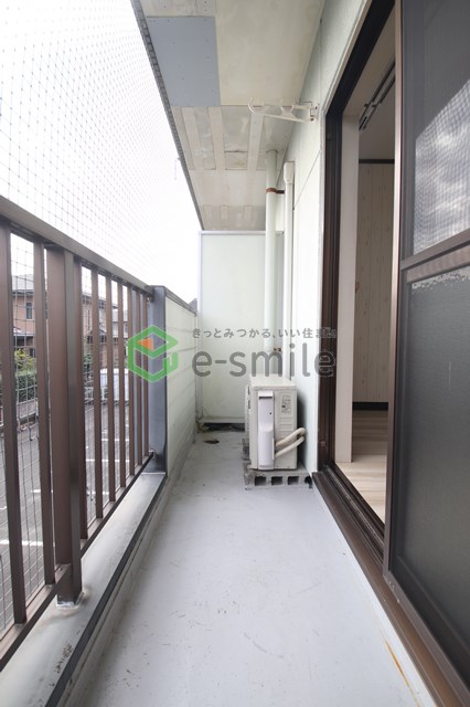 バルコニー　暖かな日差しのふりそそぐバルコニー