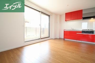 居室・リビング　お部屋によりキッチンの色が異なります