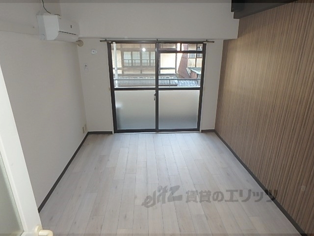 居室・リビング　鏡