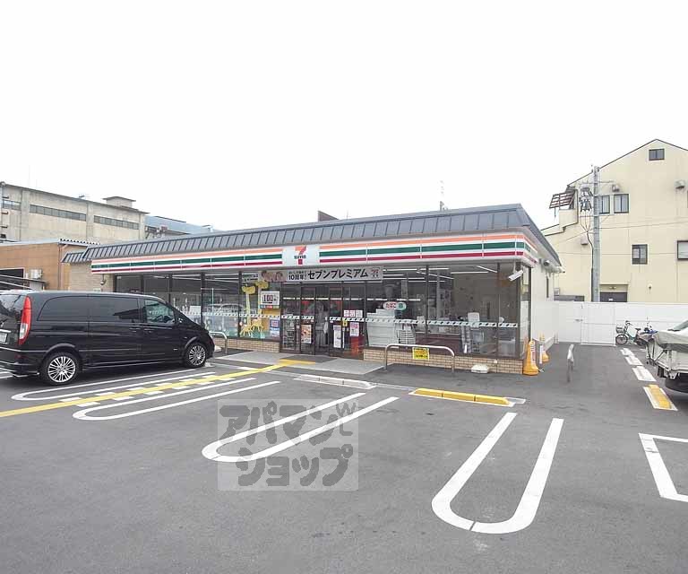 コンビニ　セブンイレブン京都太秦蚕ノ社店（コンビニ）まで300m