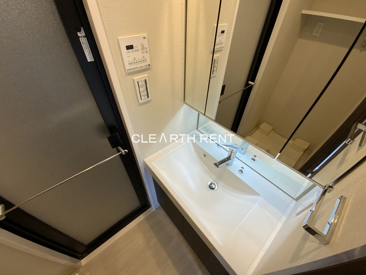 洗面設備　オシャレな独立洗面台/キャビネット付き三面鏡