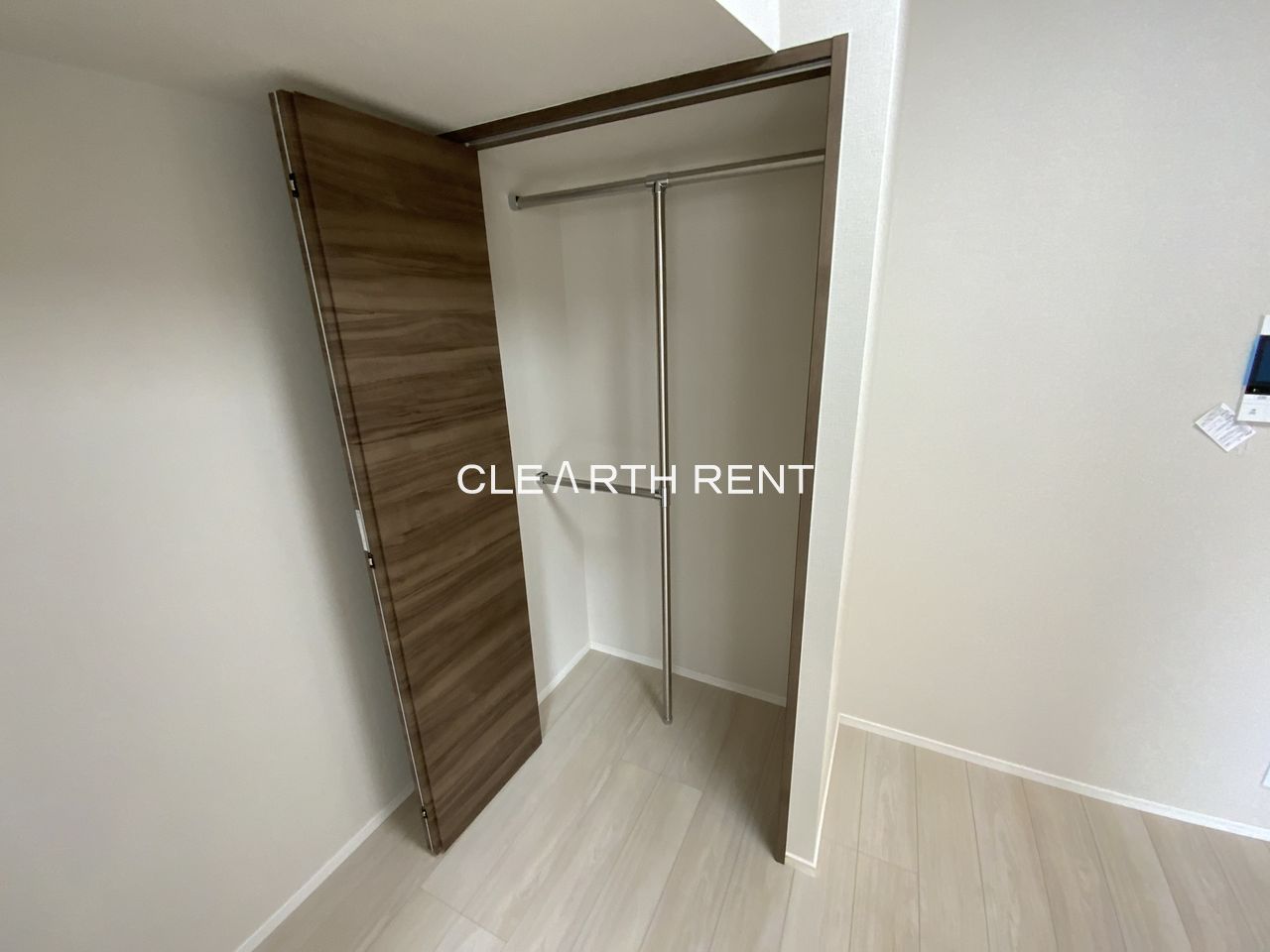 収納　ハンガーパイプ付き収納クローゼット