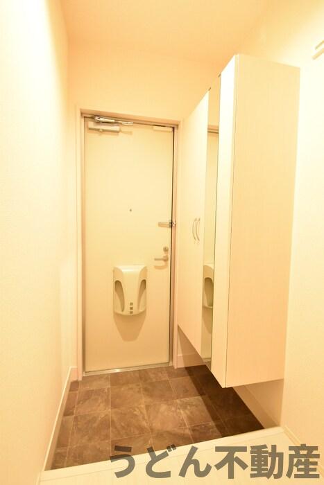 玄関　うどん県のお部屋探しはうどん不動産へ うどんちゃんとLINE