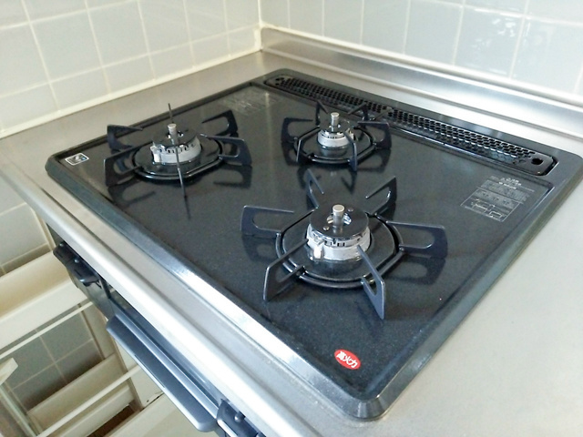 キッチン　人気の3口コンロシステムキッチンです