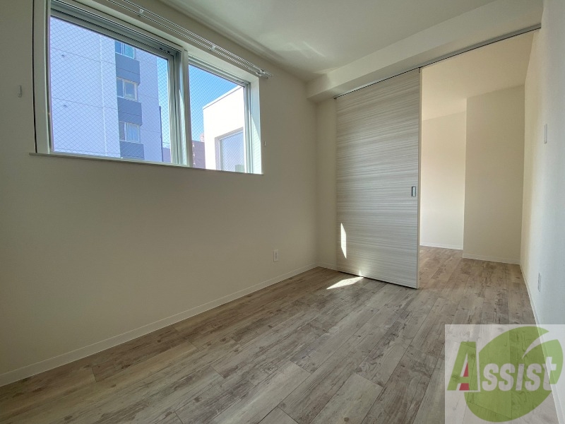 その他部屋・スペース　寝室はこちらです。光が差し込む、温かみのあるお部屋です。