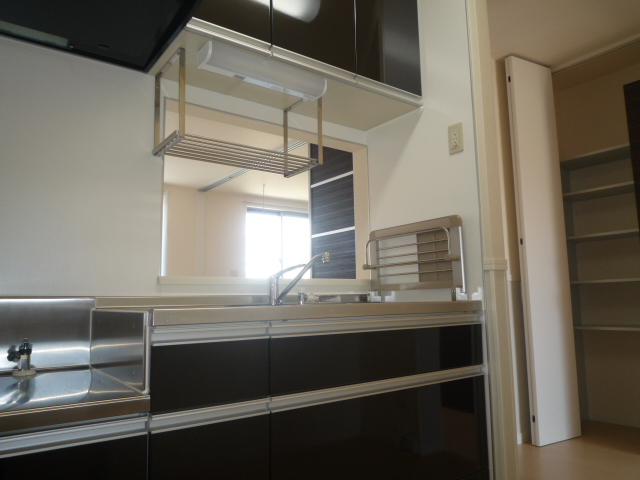 キッチン　キッチン近くにリビング収納