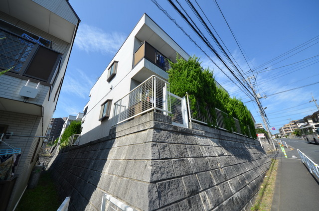 建物外観　★程よい緑に囲まれた、居心地の良い物件です★