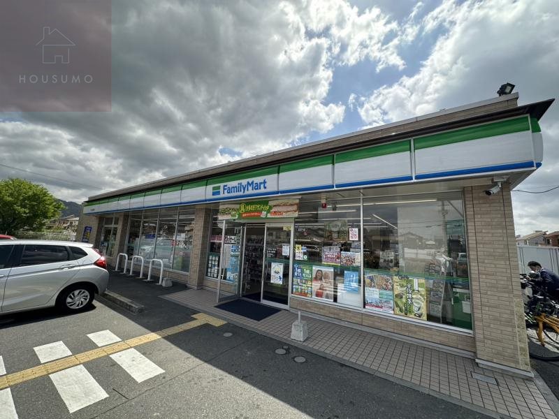 コンビニ　ファミリーマート 八尾小畑町店（コンビニ）まで633m