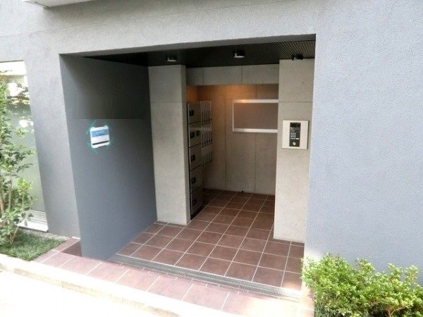 エントランス　弊社は全物件が仲介手数料半月分でご紹介可能です。