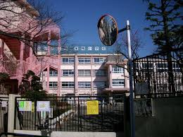 小学校　豊島区立巣鴨小学校（小学校）まで2304m