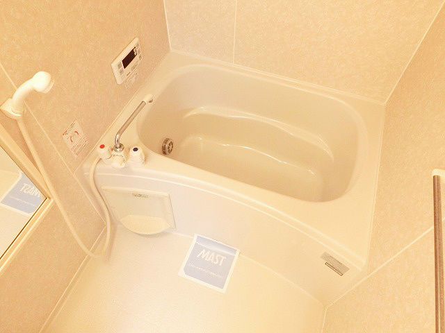 バス・シャワールーム　シンプルなお風呂でお掃除がラクです。追い焚き機能付き。