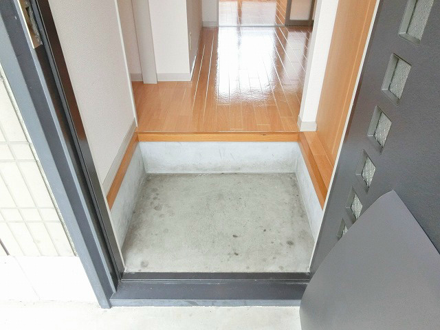 玄関　玄関に段差があるので座って靴の着脱ができます。ブーツの日は特