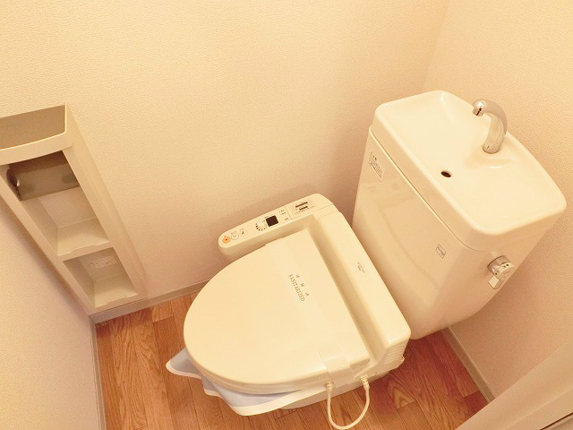トイレ　ウォシュレット完備。ペーパーホルダーも便利。