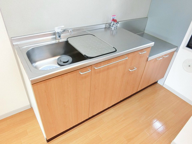 キッチン　シンクに調理台が付いていて、広く使えます。キッチンに窓もあり