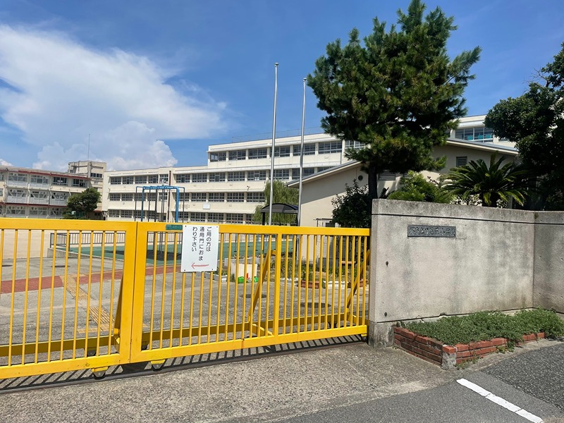 小学校　堺市立日置荘小学校（小学校）まで304m
