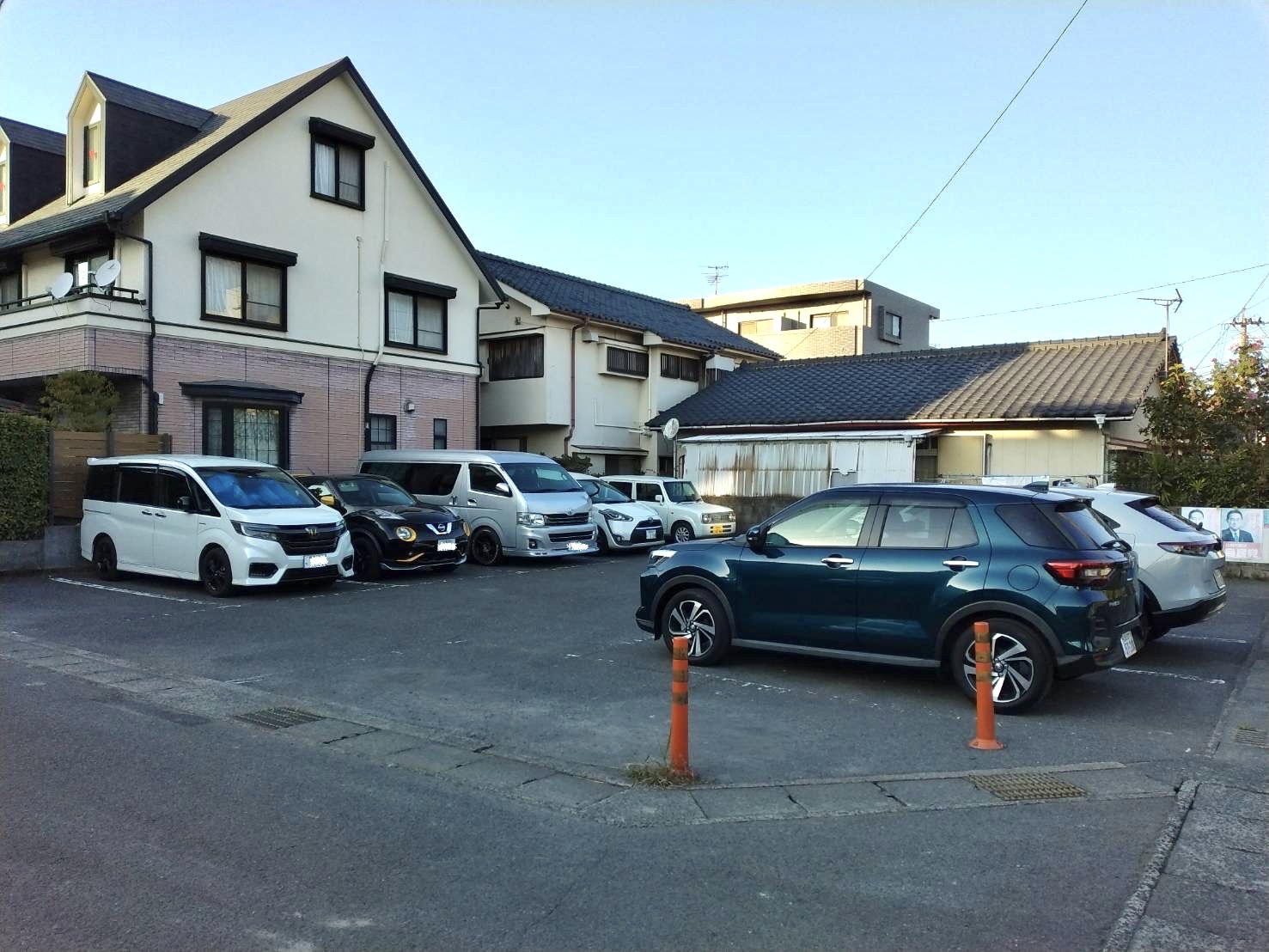 駐車場　契約状況により満車の場合あり。