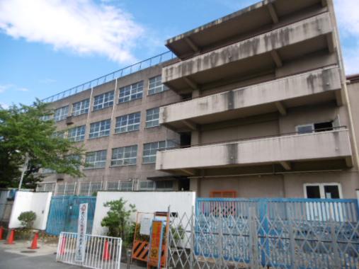 小学校　東大阪市立 岩田西小学校（小学校）まで527m