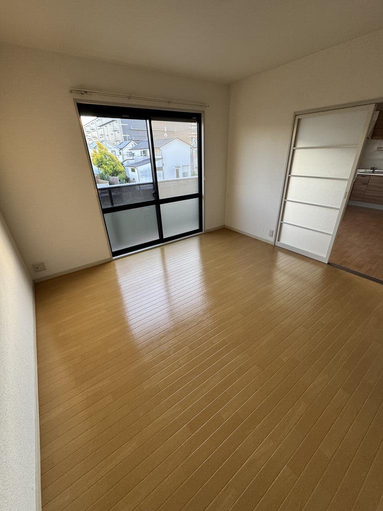 その他部屋・スペース　広々洋室8帖ございます