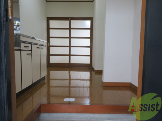 玄関　玄関を入ると正面が居室、右手にお風呂トイレです