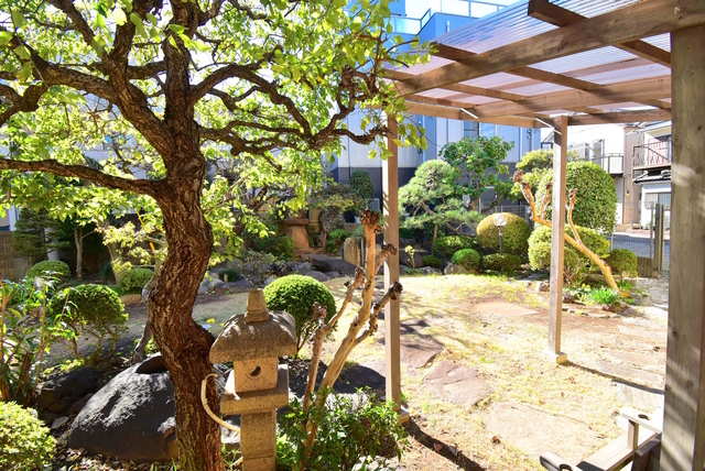 その他　物件エントランスには素敵なお庭がございます♪
