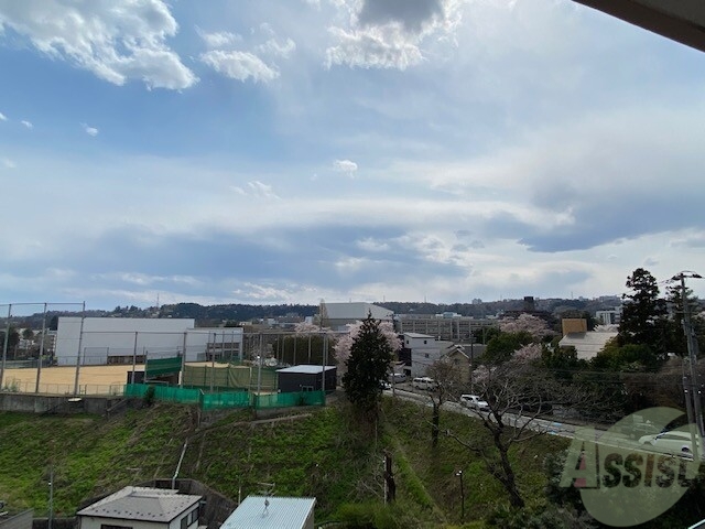 バルコニー　外の景色です。晴れの日には綺麗な青空をのぞむことができます。