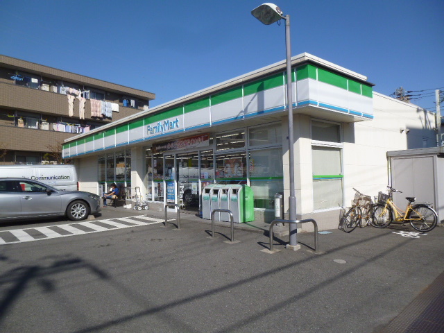 コンビニ　ファミリーマートニック北加瀬三丁目店（コンビニ）まで319m