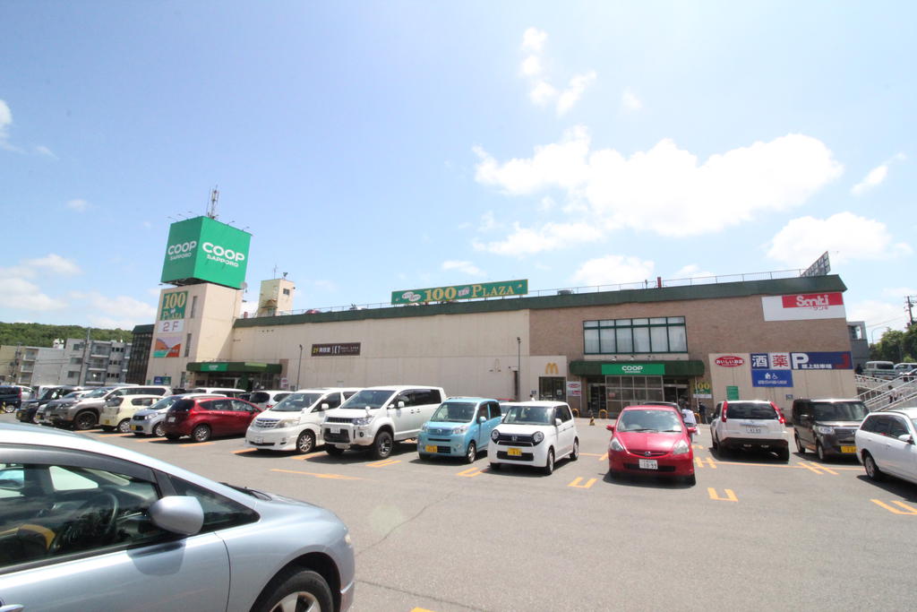 スーパー　コープさっぽろ西岡店（スーパー）まで722m