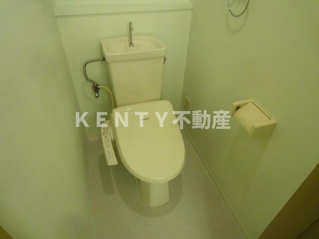 トイレ　落ち着いた色調のトイレです